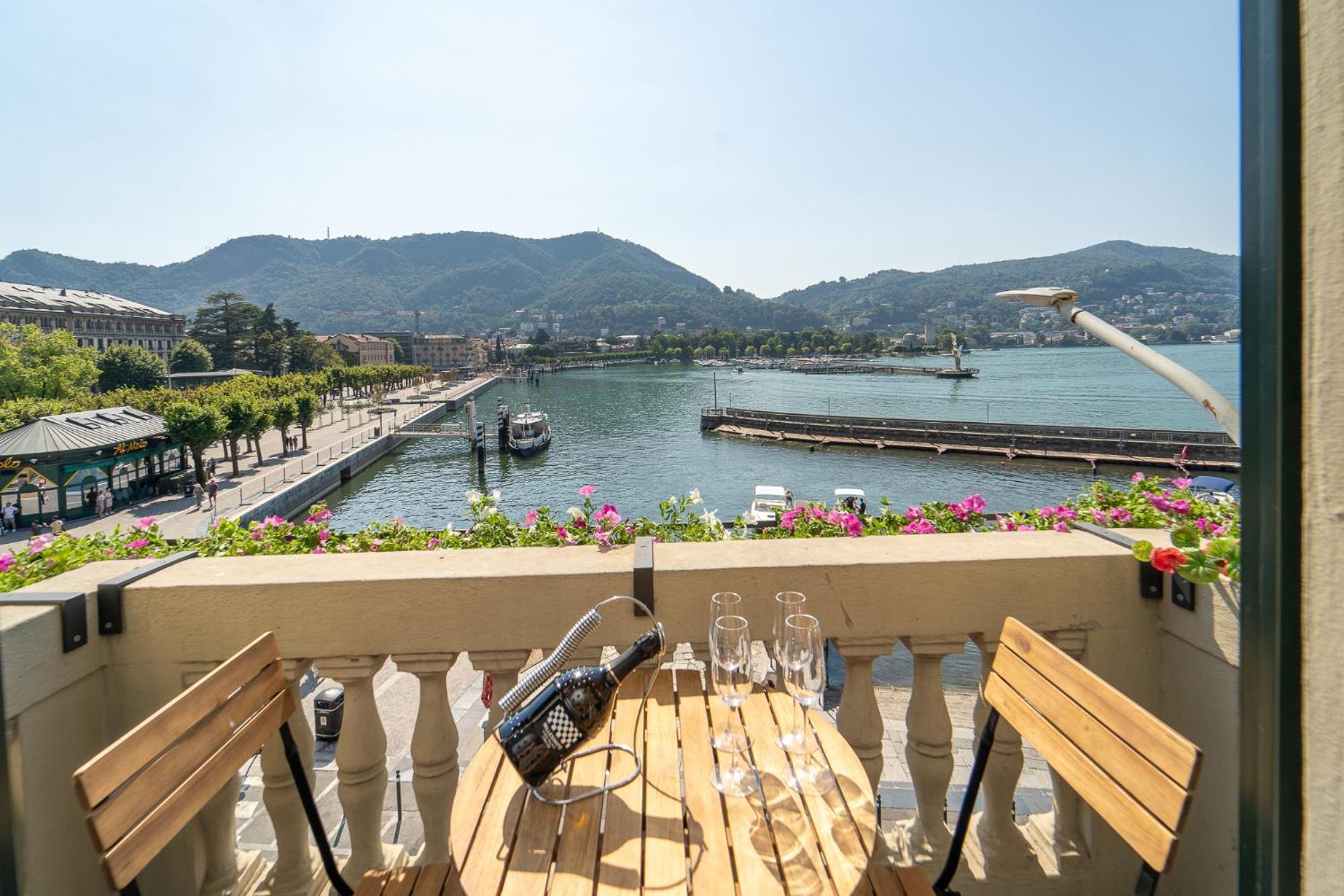 Appartamento Esclusivo Fronte Lago, In Centro A Como Con Garage 외부 사진