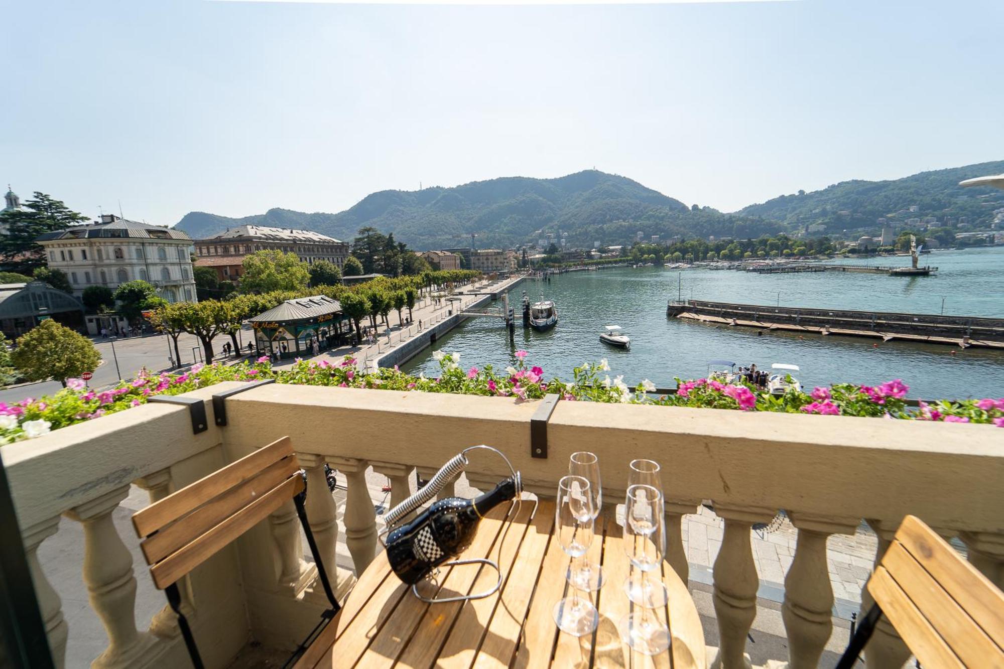 Appartamento Esclusivo Fronte Lago, In Centro A Como Con Garage 외부 사진