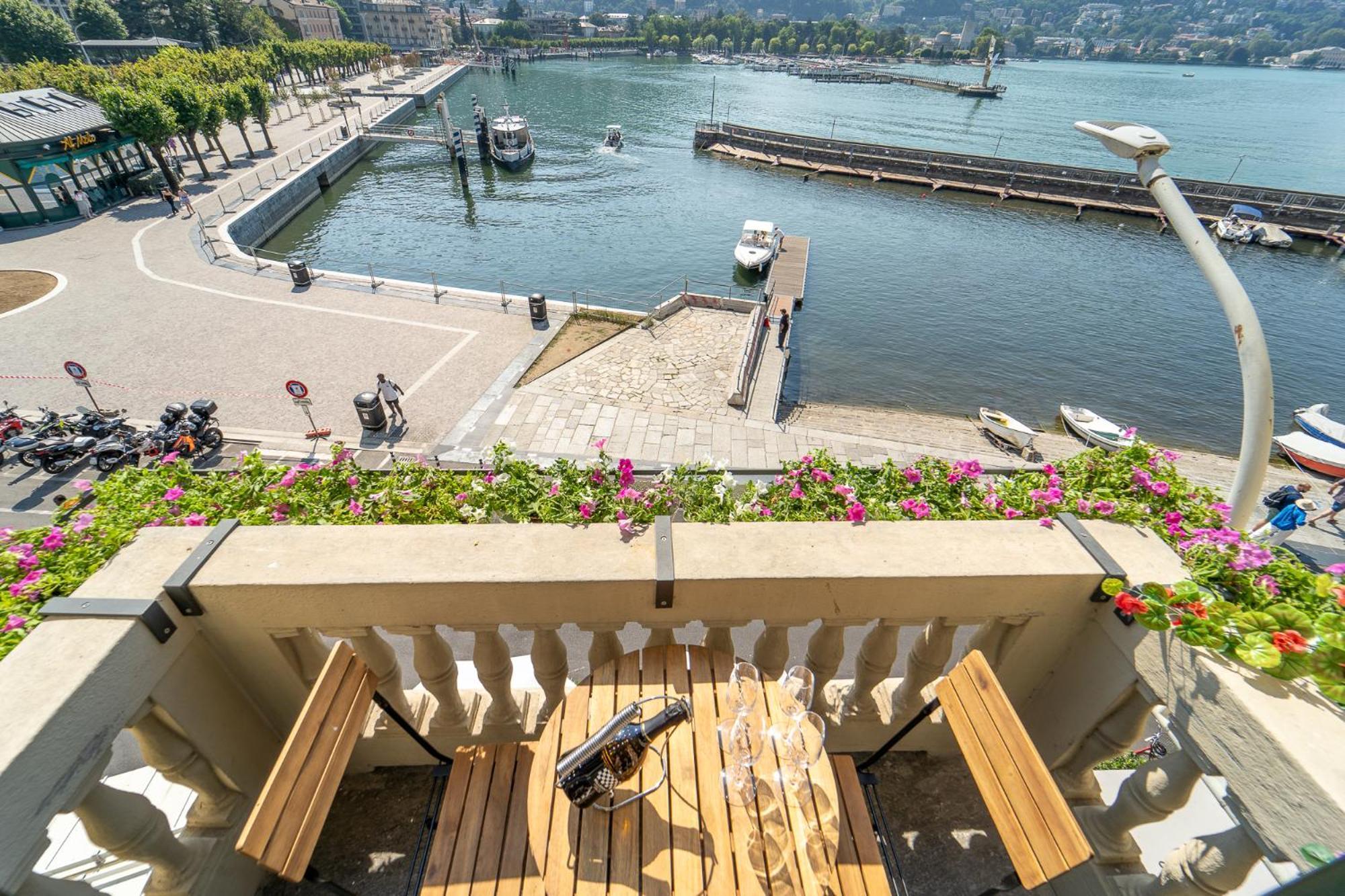 Appartamento Esclusivo Fronte Lago, In Centro A Como Con Garage 외부 사진
